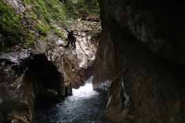 Saut en vallée d'Ossau -  canyoning Pyrénées