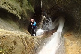 Audrey et une jolie cascade du beau canyon de Cassies - Hautes Pyrénées