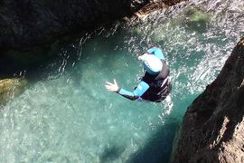 jump dans l'eau translucide des canyons des pyrénées