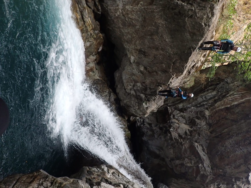 Et un saut dans la mousse de la cascade