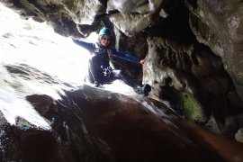 Sorraya dans le canyon de Fornocal lors d'un séjour canyoning en sierra de guara